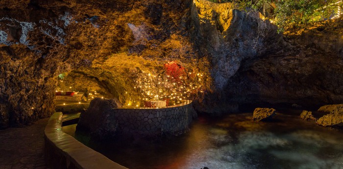 Золотистый интерьер отеля The Caves