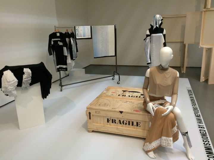 Выставочный зал с коллекцией от «The Future of Fashion»