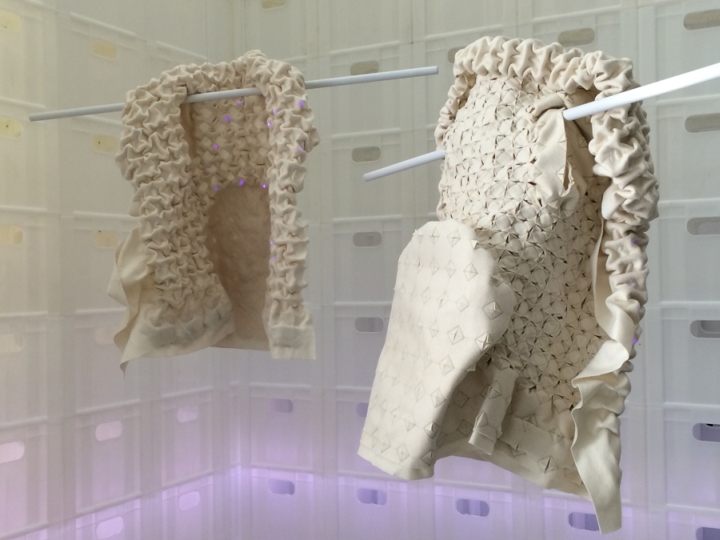 Интересный дизайн накидки с коллекции «The Future of Fashion»