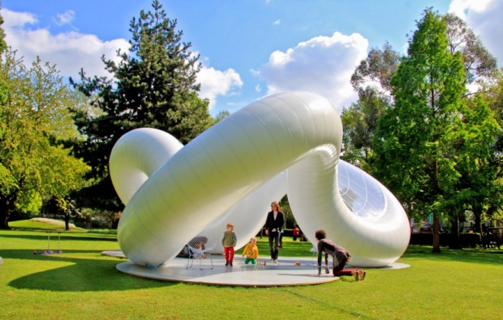 Экспозиция размещена рядом с V&A Museum of Childhood