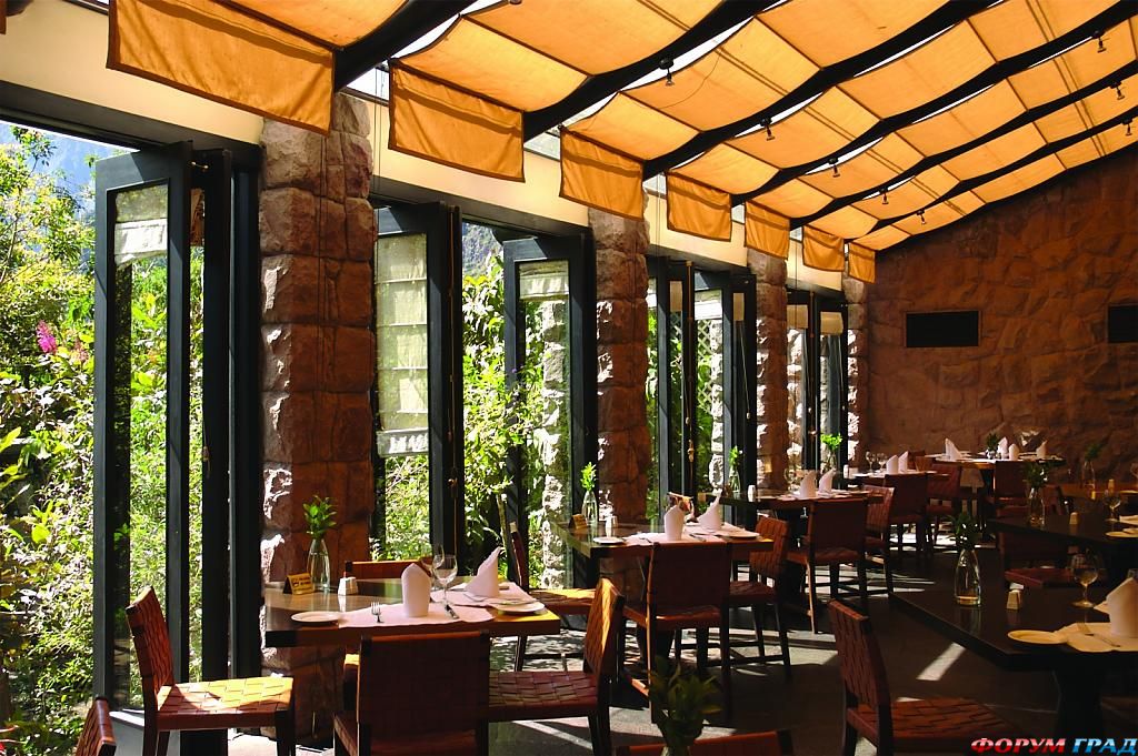 Ресторан в отеле Sanctuary Lodge