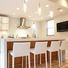 bright-contemporay-kitchen-with-beautiful-lighting