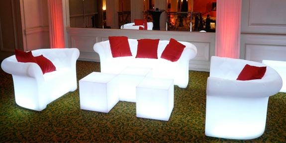 Необычный римейк английской мягкой мебели Chesterfield из поликарбоната со встроенной подсветкой