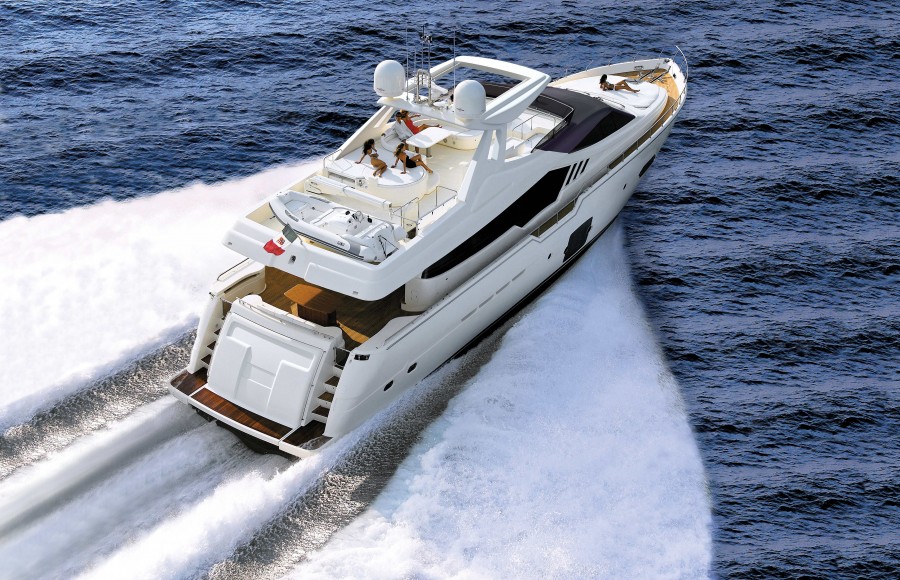 Ferretti Yacht 870