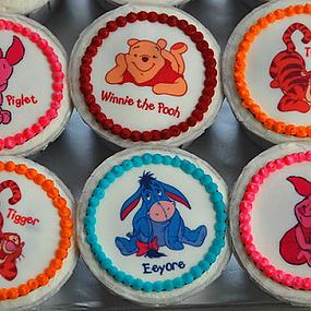 winnie-the-pooh-cake-and-cupcakes-01