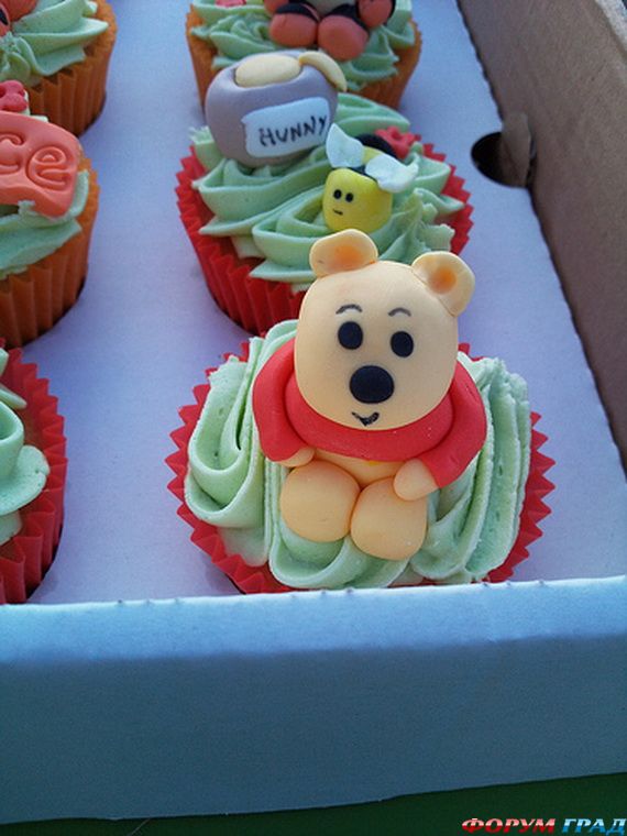 winnie-the-pooh-cake-and-cupcakes-57