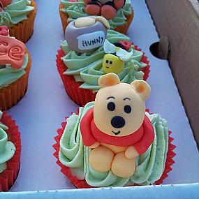 winnie-the-pooh-cake-and-cupcakes-09