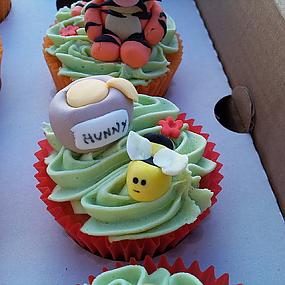 winnie-the-pooh-cake-and-cupcakes-10