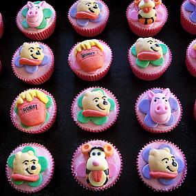 winnie-the-pooh-cake-and-cupcakes-12