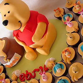 winnie-the-pooh-cake-and-cupcakes-15
