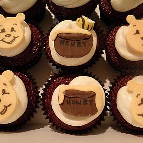 winnie-the-pooh-cake-and-cupcakes-20