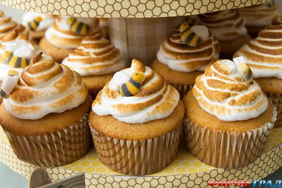 winnie-the-pooh-cake-and-cupcakes-57