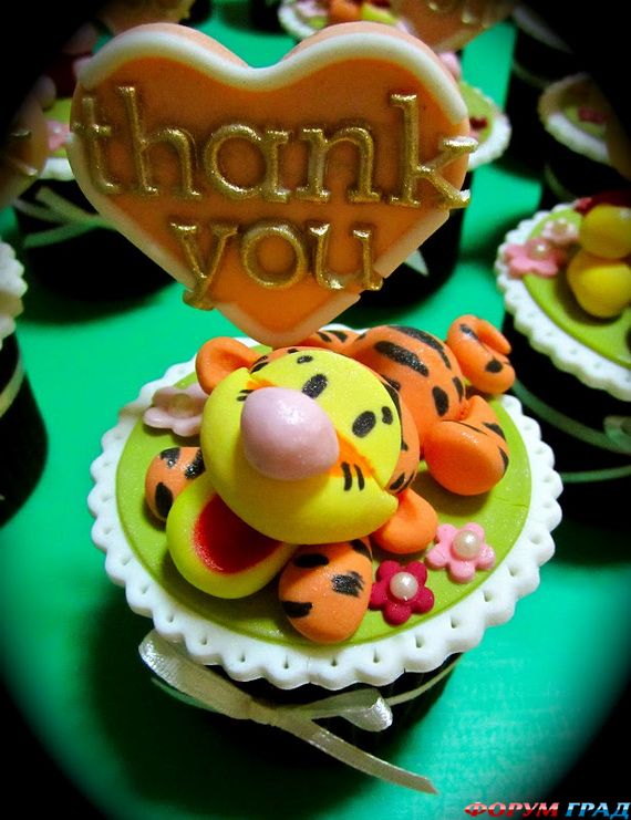winnie-the-pooh-cake-and-cupcakes-57