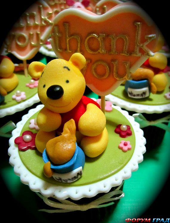 winnie-the-pooh-cake-and-cupcakes-28