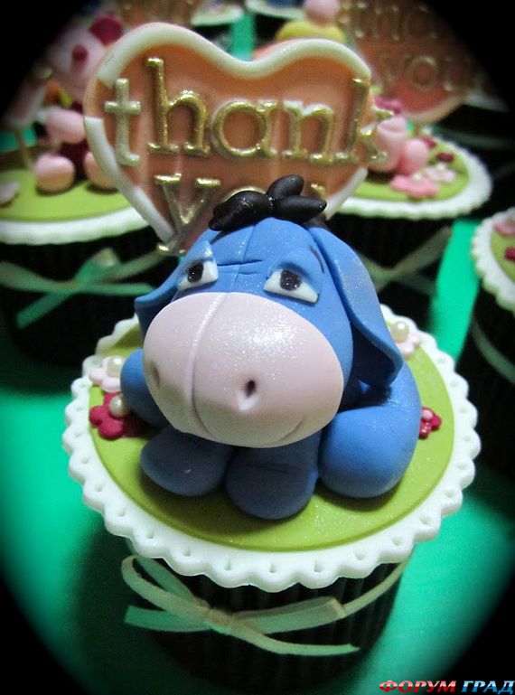 winnie-the-pooh-cake-and-cupcakes-29