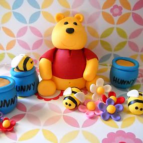 winnie-the-pooh-cake-and-cupcakes-50