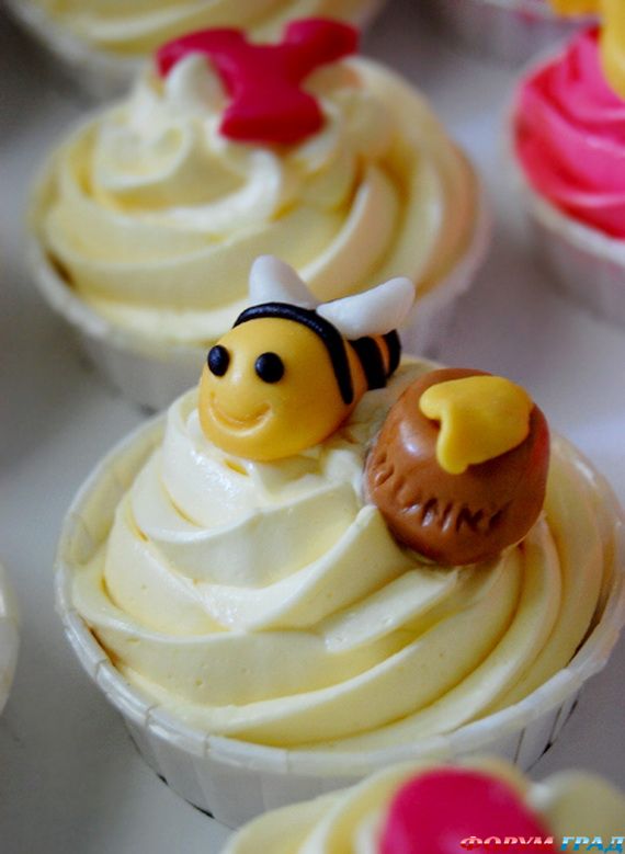 winnie-the-pooh-cake-and-cupcakes-57
