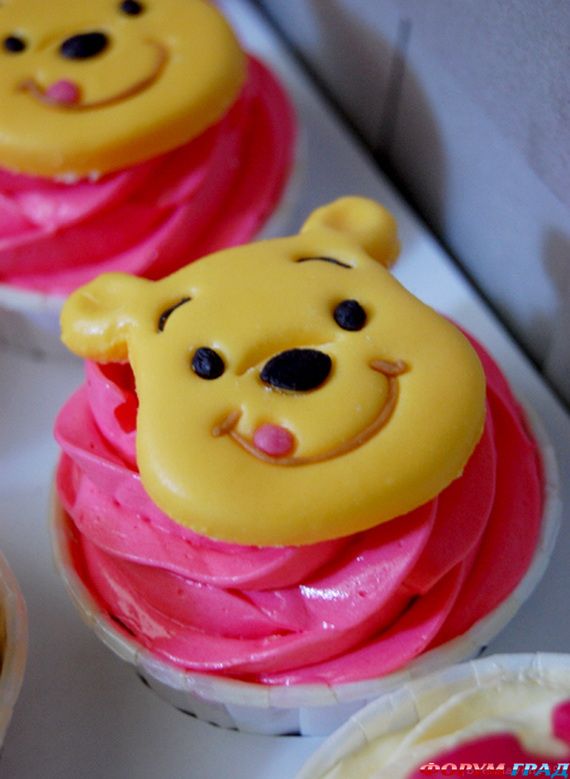winnie-the-pooh-cake-and-cupcakes-57