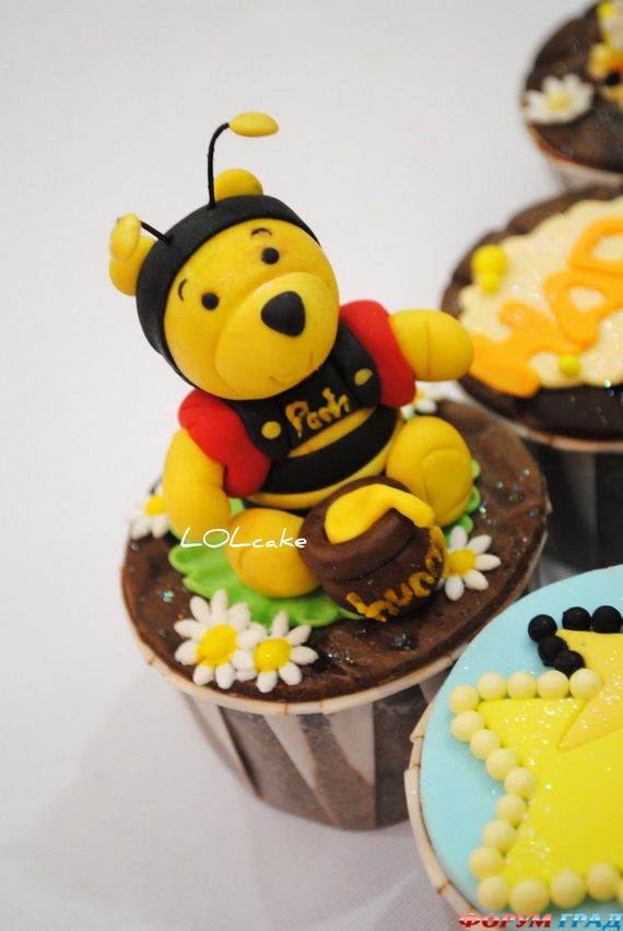 winnie-the-pooh-cake-and-cupcakes-57