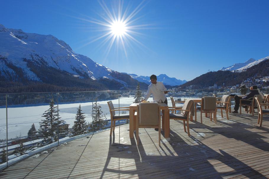 carlton-hotel-st-moritz-aussenansicht-winter