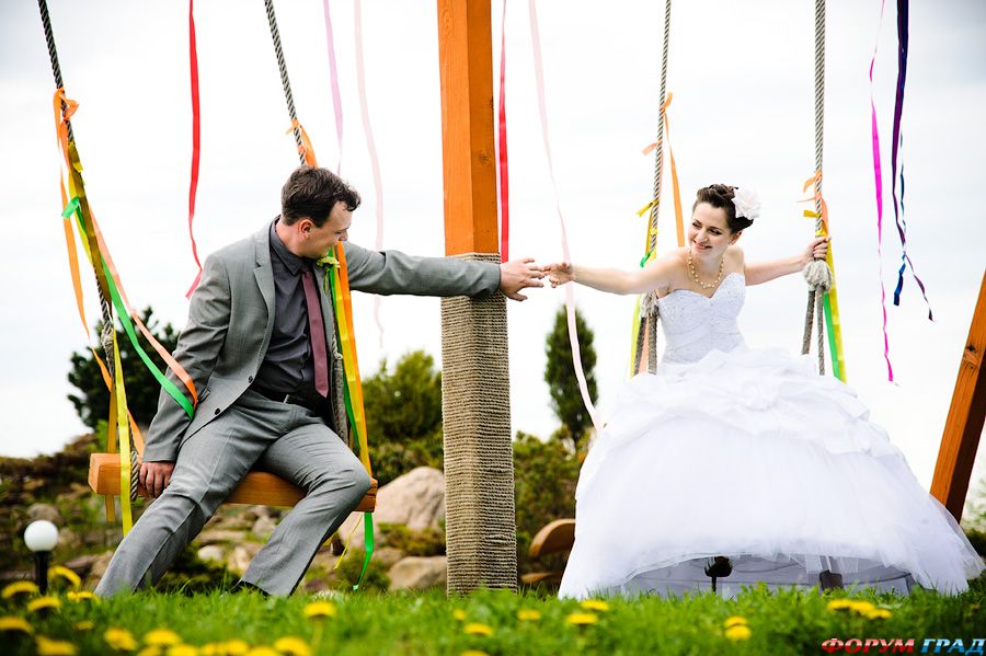 Красивые качели с лентами для свадьбы