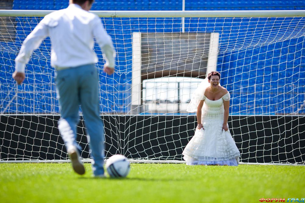 Невеста и жених на стадионе