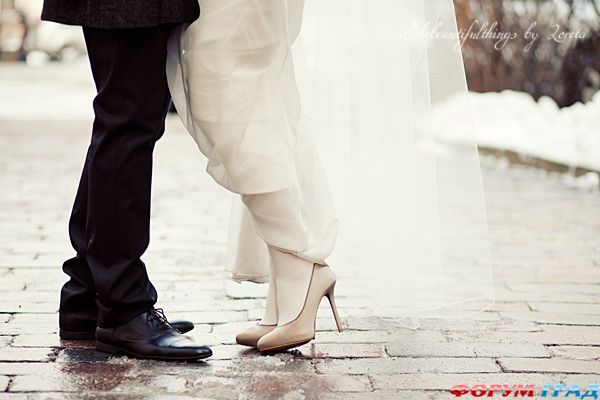 Фотография ног невесты и жениха