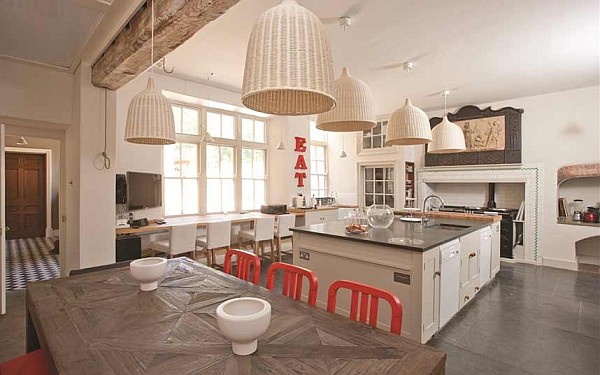 gorgeous-kitchen-with-sleek-furniture