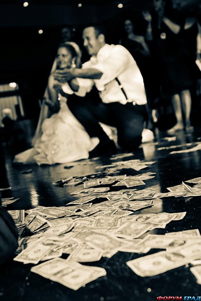 greek-style-dancing-and-trowing-money-01