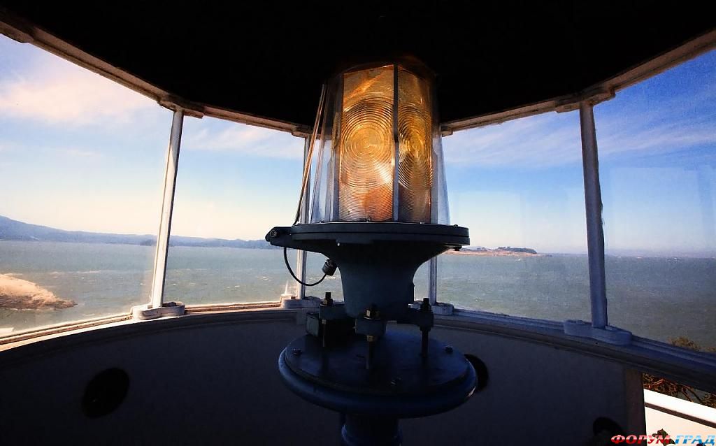 Фонарь маяка на острове Восточного Брата