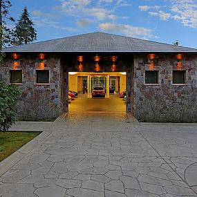 a-home-with-a-16-car-garage-004