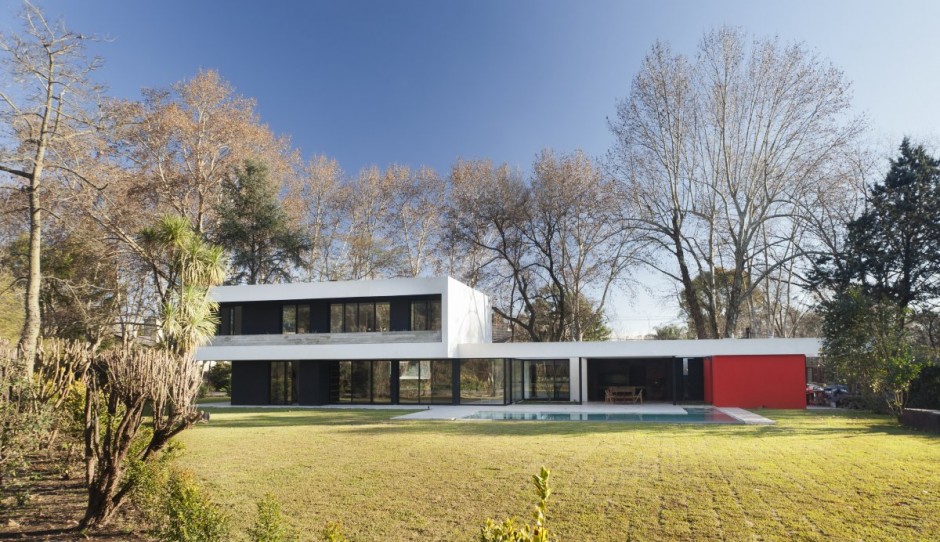  BLLTT House: ландшафт перед домом