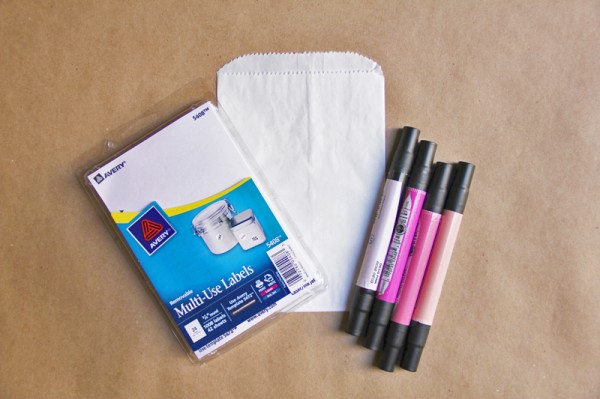 Материалы для работы: цветные маркеры, бумажные конверты