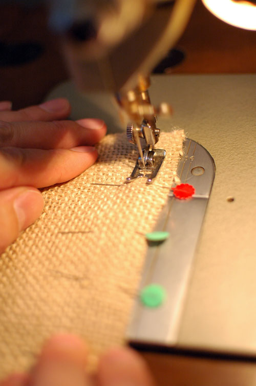 Обработка холщовой ткани на швейной машинке