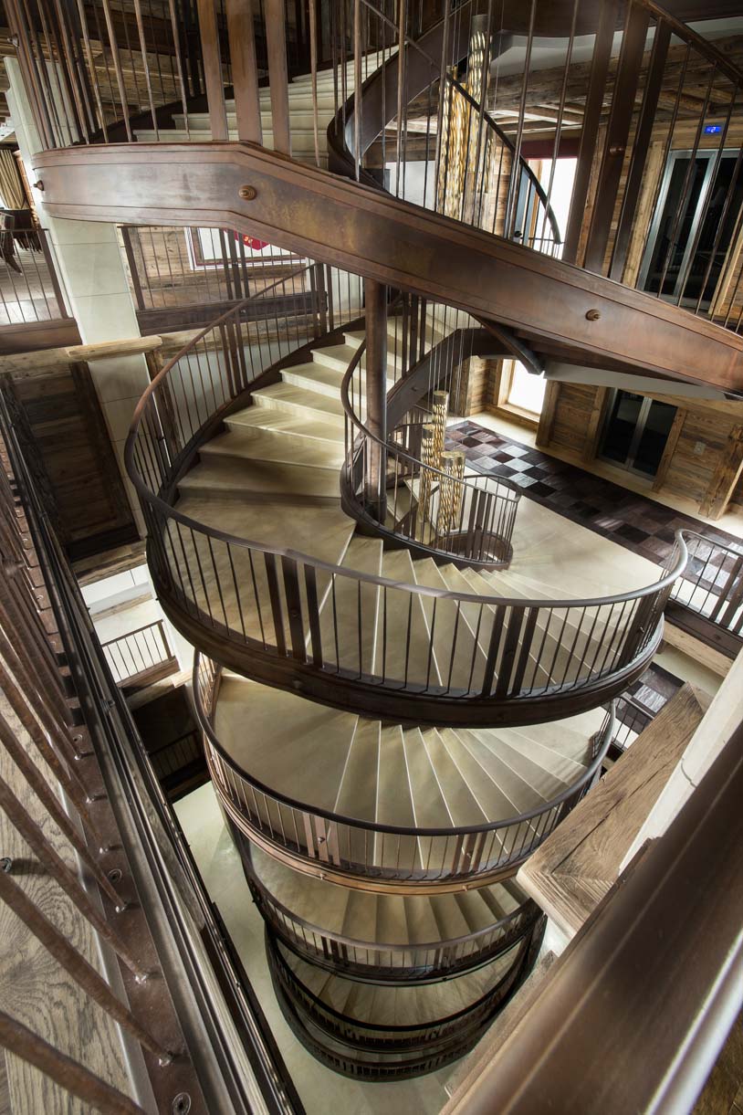 Массивная деревянная лестница между этажами Chalet Edelweiss