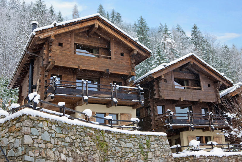 Деревянный экстерьер альпийского шале Chalet Emma на фоне снегопада