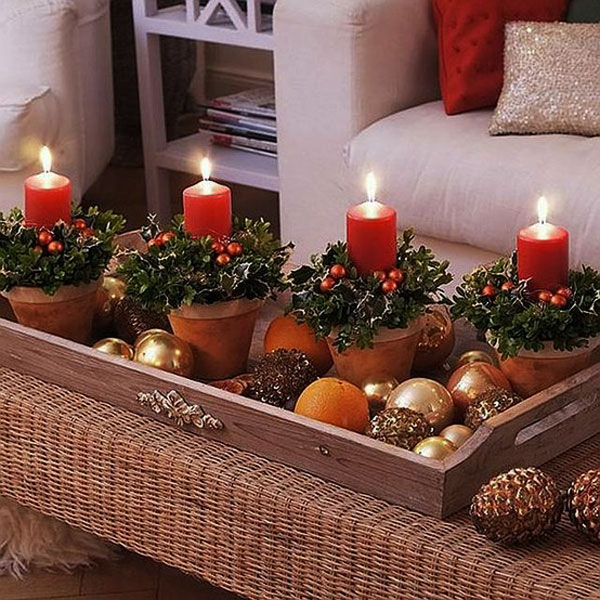Новогодние декорации: свечи и ёлочные шары