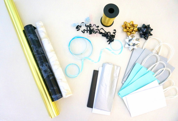 Материалы для работы: упаковочная бумага, цыетные ленты, заготовки бумажных цветов