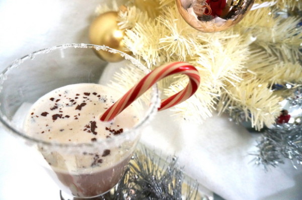 Какао с шоколадными стружками в празднично оформленном стакане