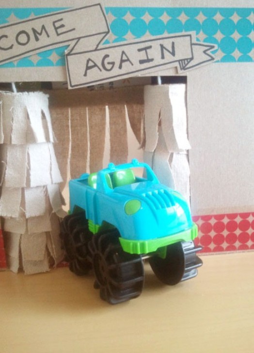 diy-cardboard-car-wash-02