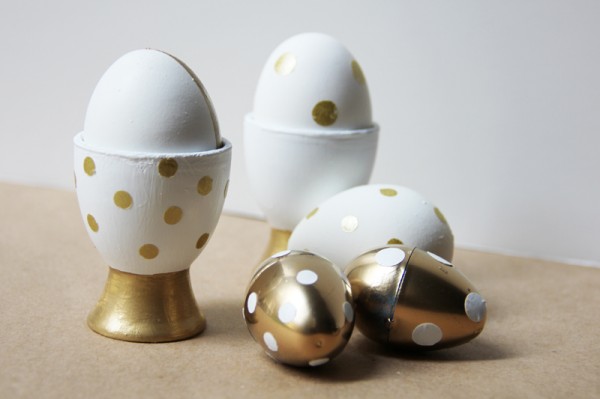 Украшенные пасхальные яйца на подставках