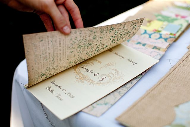 Свадебные программки из мешковины и цветной бумаги
