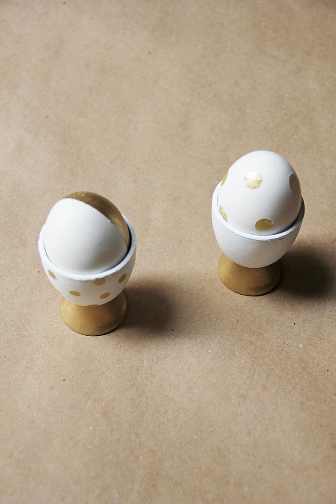 Украшенные пасхальные яйца на позолоченных подставках