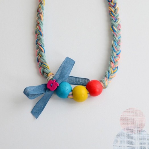Ожерелье из разноцветных нитей и крупных бусин