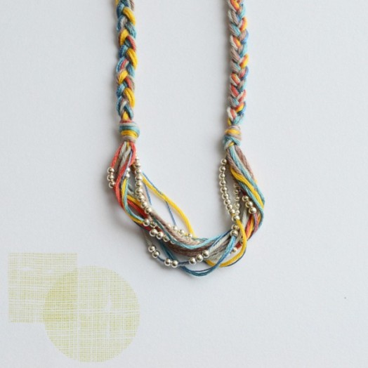 Ожерелье из разноцветных нитей, связанных косичкой и жемчужного бисера