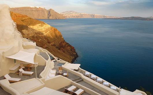 Панорамный вид на море из окна гостиницы Mystique Hotel