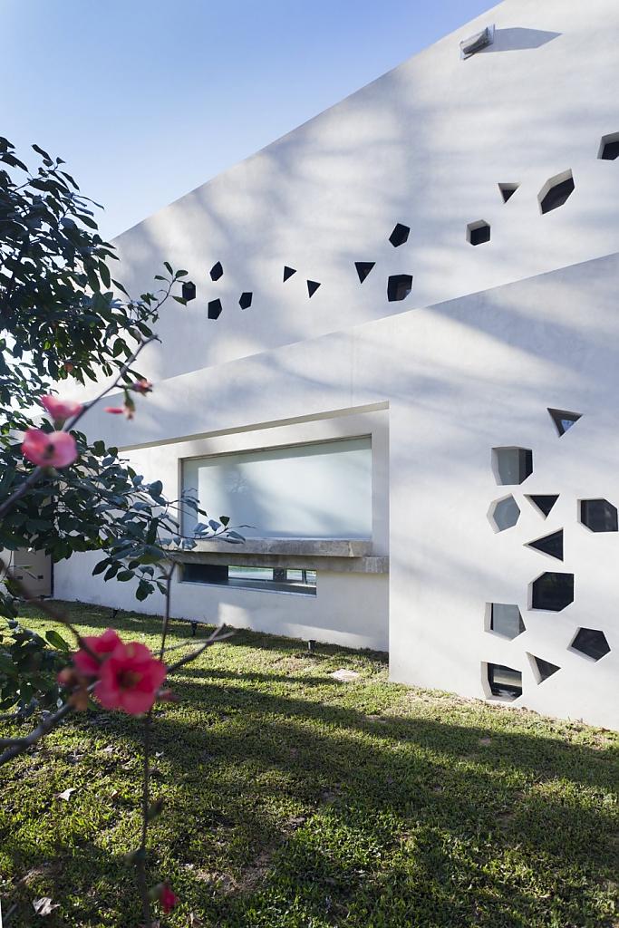 Боковой фасад BLLTT House крупным планом