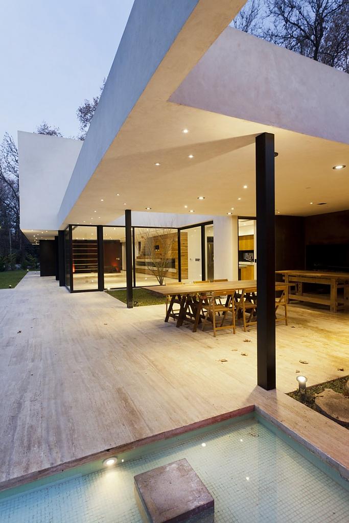 Деревянная мебель во внутреннем дворе BLLTT House