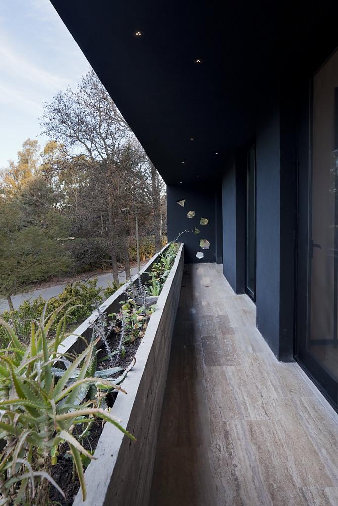 Детали интерьера: оранжерея на балконе BLLTT House