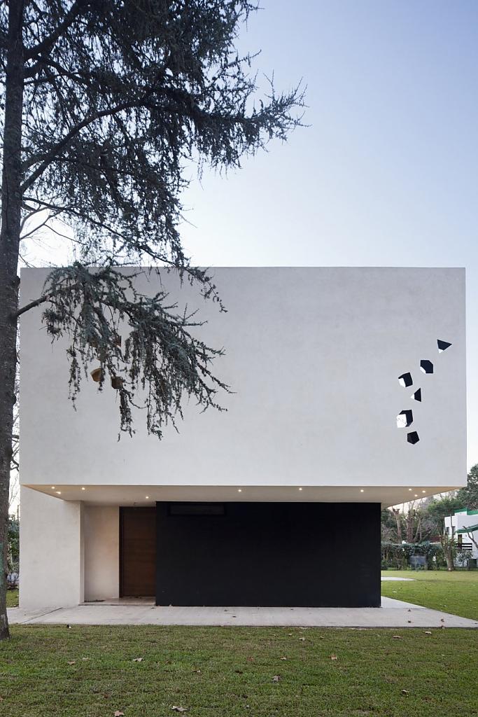 Архитектура BLLTT House: контраст цвета и форм блоков